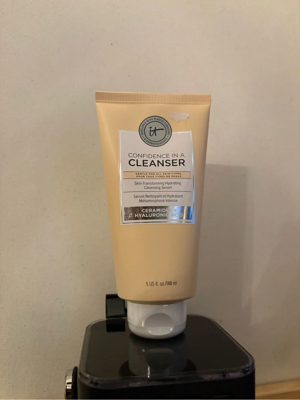 it cosmetics Confidence In A Cleanser - Beige Tube